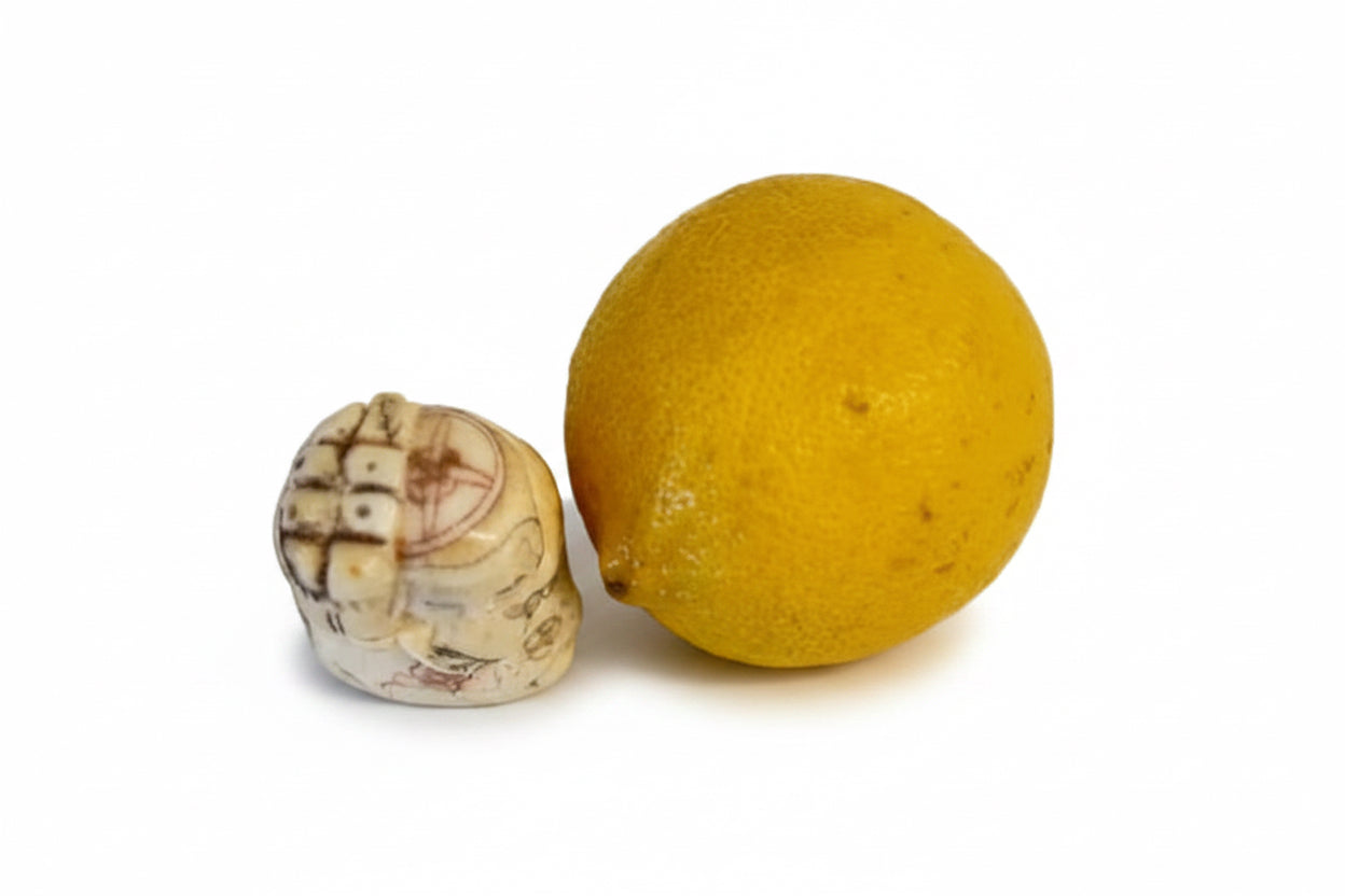 פריט אספנות: נטסקה (Netsuke) יפני עתיק מגולף בעצם – "איכרה נושאת סל פירות"
