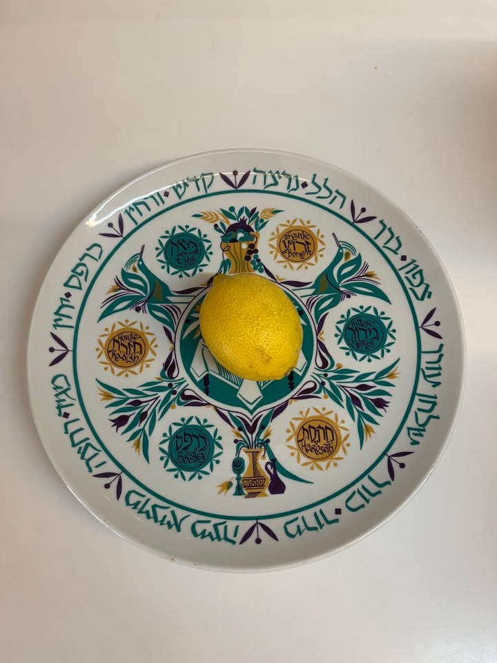 צלחת סדר בעיצוב של שמואל כץ, נעמן פורצלן