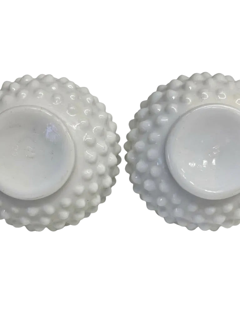 זוג אגרטלי זכוכית חלבית (Milk Glass) | דגם Hobnail