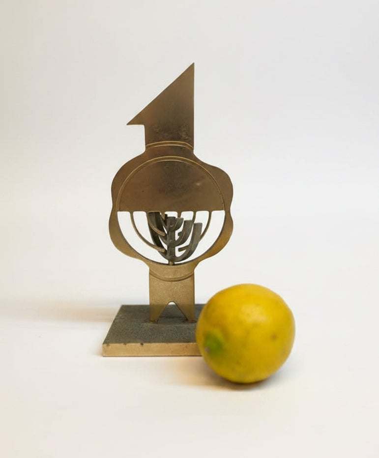"עשור למדינת ישראל" ( 1958 ) – פסל מנורה קינטי נדיר ומרשים | פליז/מתכת כבדה | ישראליאנה מודרניסטית