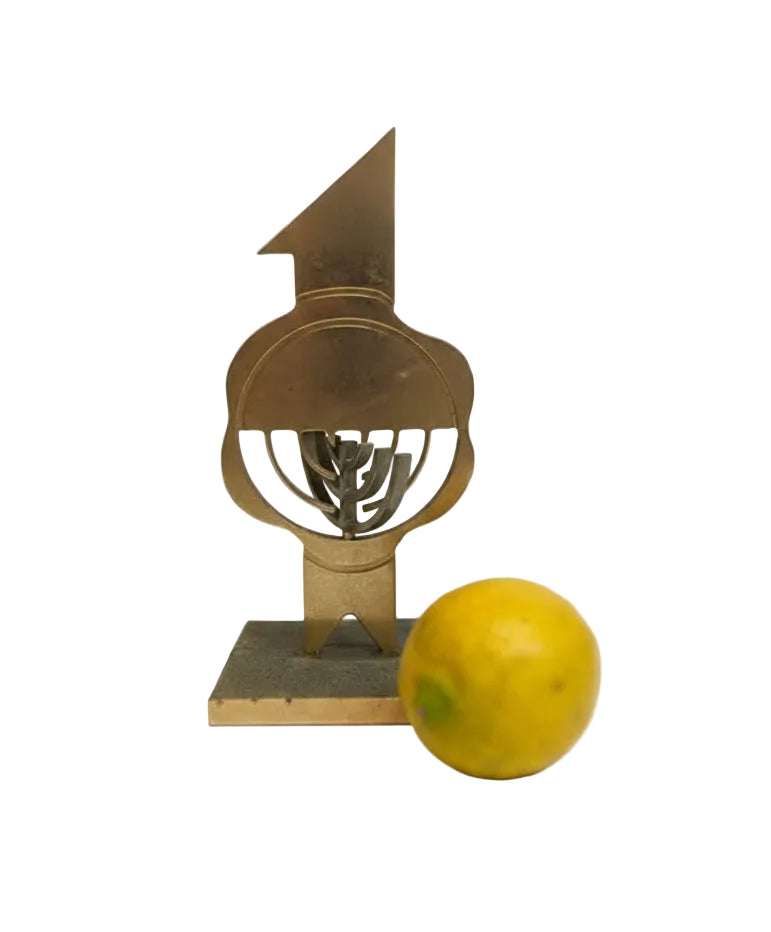 "עשור למדינת ישראל" ( 1958 ) – פסל מנורה קינטי נדיר ומרשים | פליז/מתכת כבדה | ישראליאנה מודרניסטית