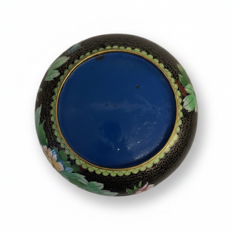 קערת קלאזונה (Cloisonné) סינית וינטג' – אמייל צבעוני על נחושת מוזהבת | מוטיב אדמוניות וציפורי שיר | המחצית השנייה של המאה ה-20