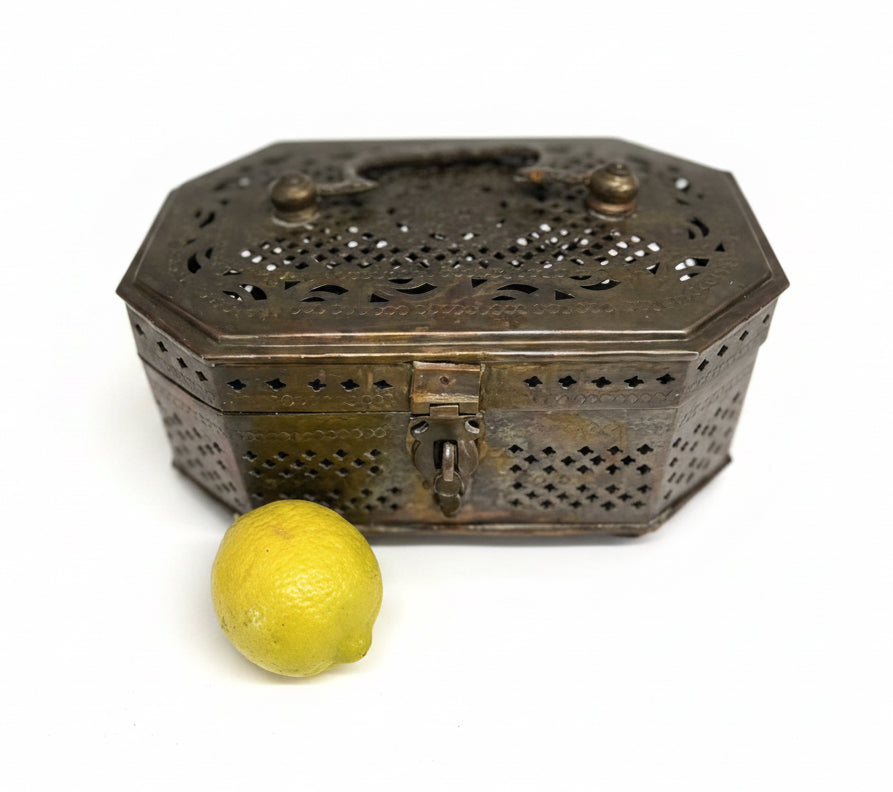 קופסת צרצרים (Cricket Box) אוריינטלית וינטג' – נחושת ופליז בעבודת חסר וחריטה ידנית | הודו, אמצע המאה ה-20