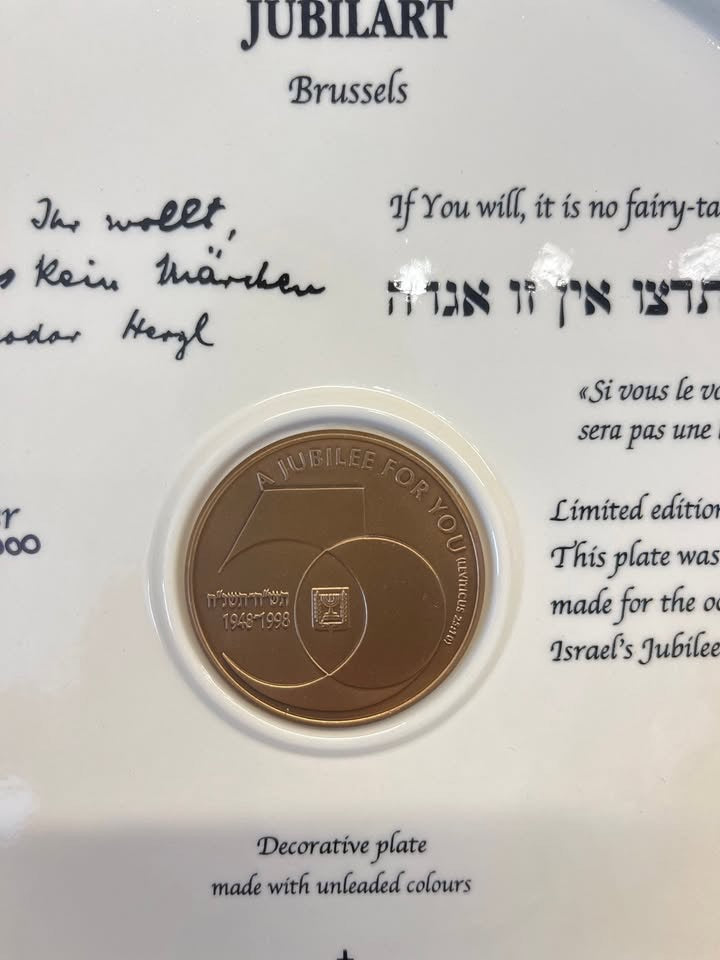 צלחת פורצלן אספנית מהדורה מוגבלת – יובל ה-50 למדינת ישראל | יצרן הפרימיום Royal Boch בלגיה | חתומה וממוספרת 279/1000