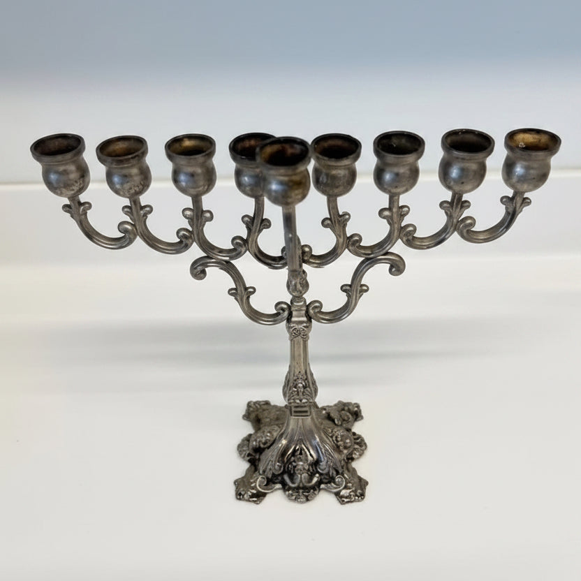 חנוכיית "ברוק" מפוארת | פיוטר (Pewter) בציפוי כסף | שמש נשלף | סגנון אירופאי קלאסי