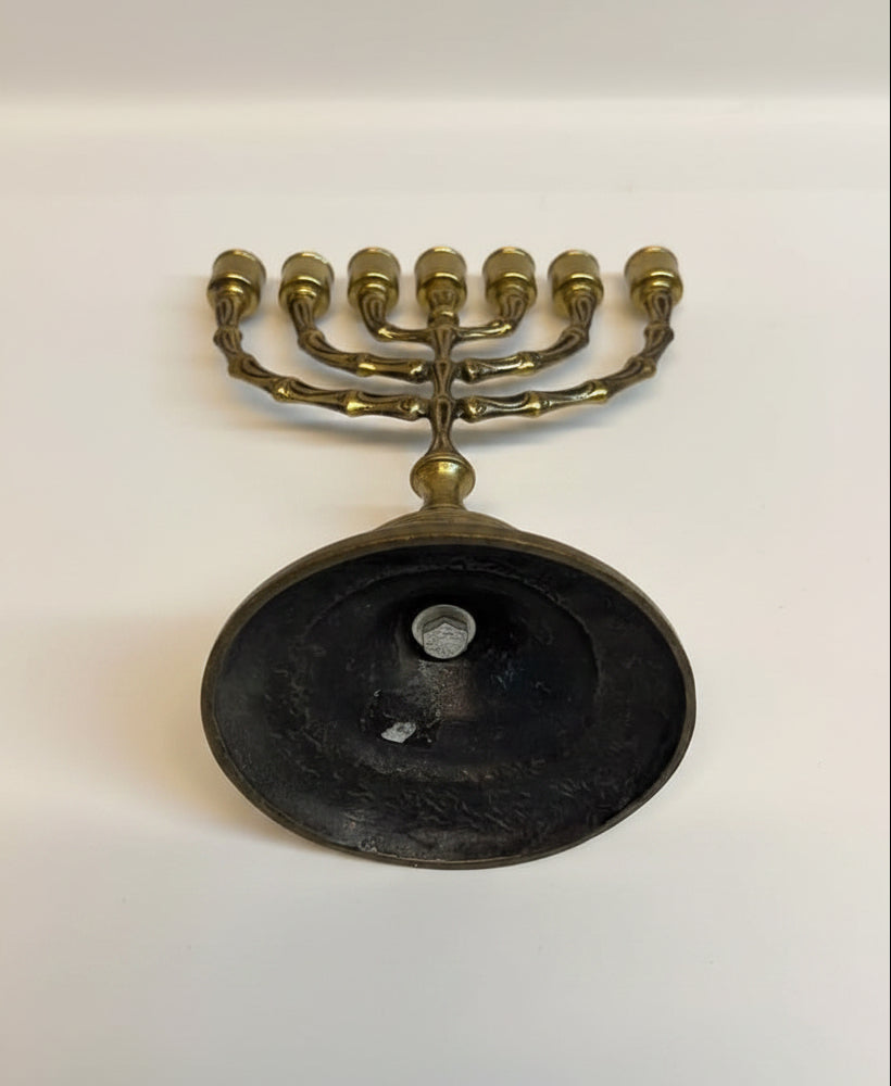 מנורת שבעה קנים פיסולית | פליז (Brass) | עיטורי תבליט גיאומטריים ואורגניים | וינטאג' ישראלי