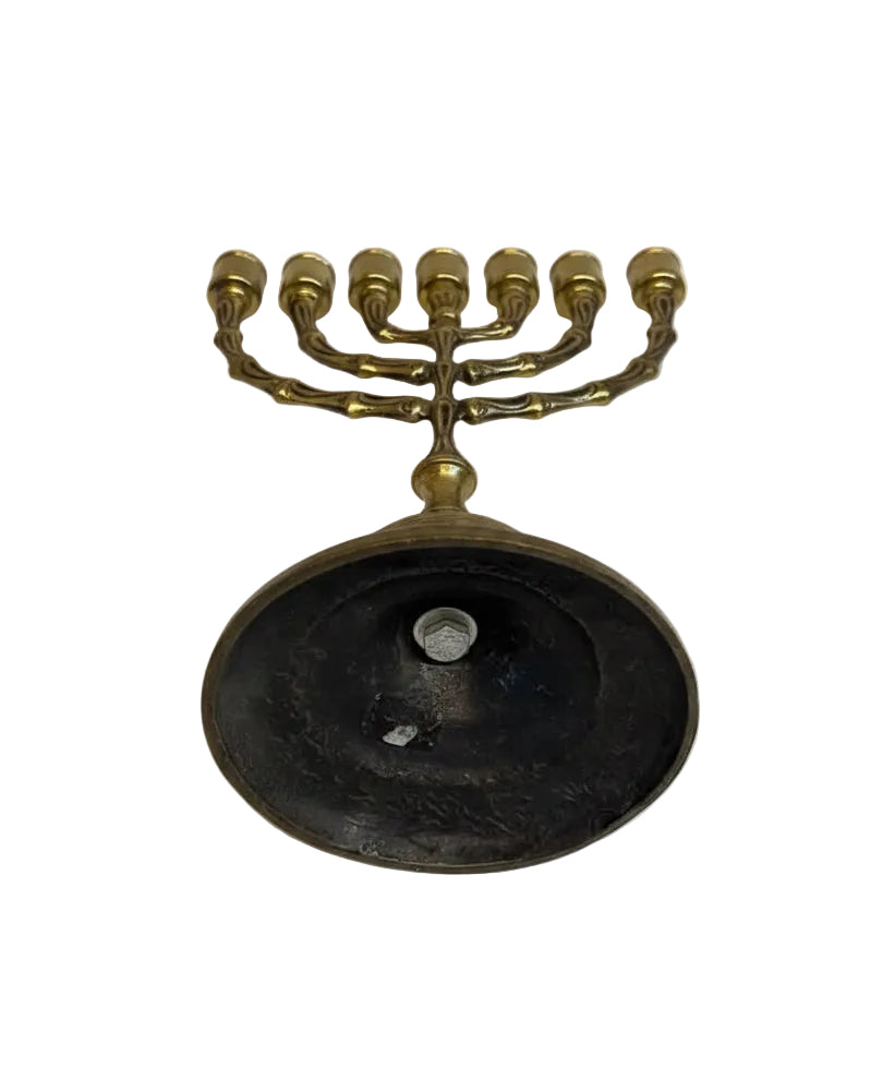 מנורת שבעה קנים פיסולית | פליז (Brass) | עיטורי תבליט גיאומטריים ואורגניים | וינטאג' ישראלי