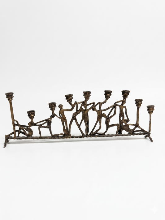 חנוכיית פליז בעיצוב של יוסף בייר