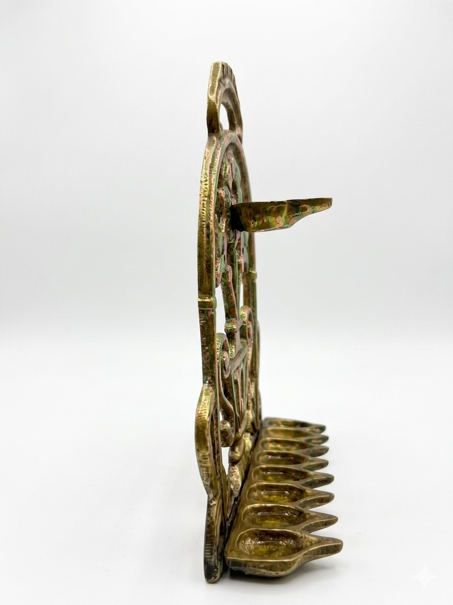 חנוכיית שמן ישנה עשוייה פליז