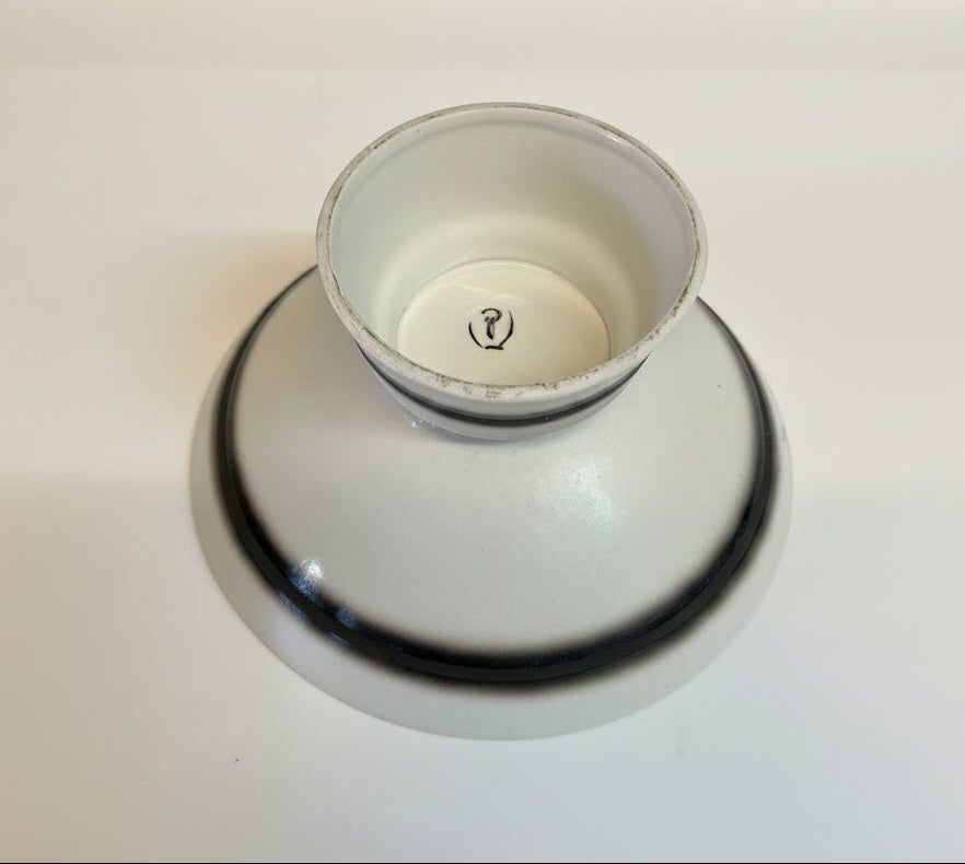 קערת פירות מוגבהת על רגל | פלקרמיק (Palceramic) | עיצוב גרפי שחור-לבן