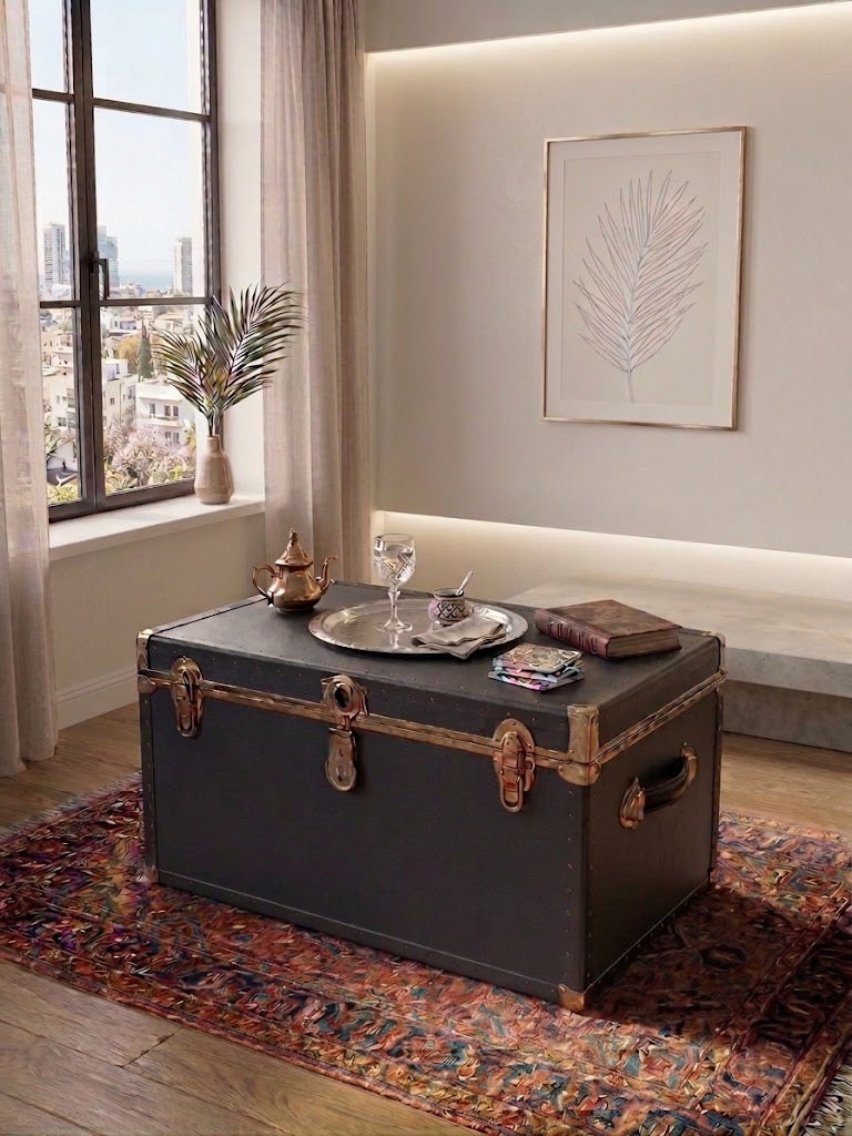 ארגז מסעות עתיק "Steamer Trunk" שנות ה-30/40 – עץ ונחושת | מושלם כשולחן קפה מעצב לסלון