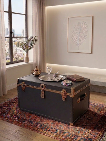 ארגז מסעות עתיק "Steamer Trunk" שנות ה-30/40 – עץ ונחושת | מושלם כשולחן קפה מעצב לסלון