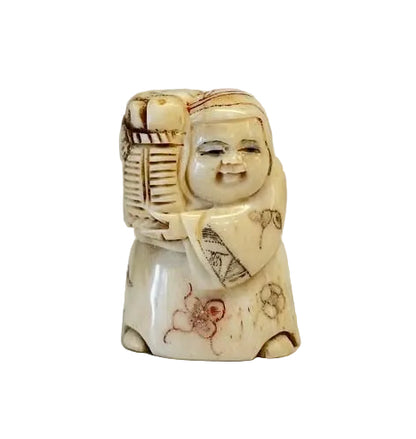 פריט אספנות: נטסקה (Netsuke) יפני עתיק מגולף בעצם – "איכרה נושאת סל פירות"