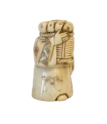 פריט אספנות: נטסקה (Netsuke) יפני עתיק מגולף בעצם – "איכרה נושאת סל פירות"