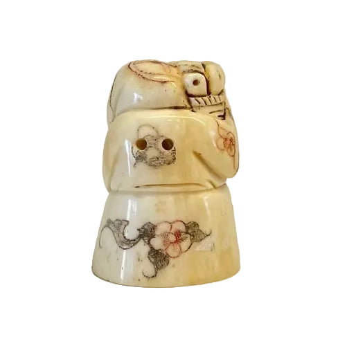 פריט אספנות: נטסקה (Netsuke) יפני עתיק מגולף בעצם – "איכרה נושאת סל פירות"