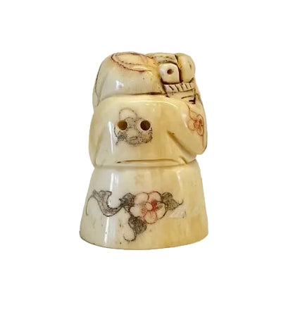 פריט אספנות: נטסקה (Netsuke) יפני עתיק מגולף בעצם – "איכרה נושאת סל פירות"