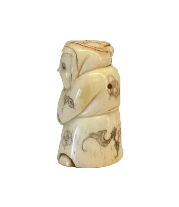 פריט אספנות: נטסקה (Netsuke) יפני עתיק מגולף בעצם – "איכרה נושאת סל פירות"