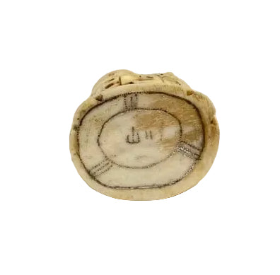 פריט אספנות: נטסקה (Netsuke) יפני עתיק מגולף בעצם – "איכרה נושאת סל פירות"