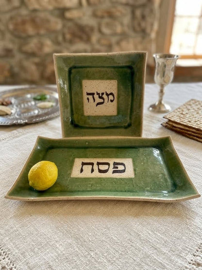 סט צלחות הגשה לפסח בעבודת יד | קרמיקה אמנותית