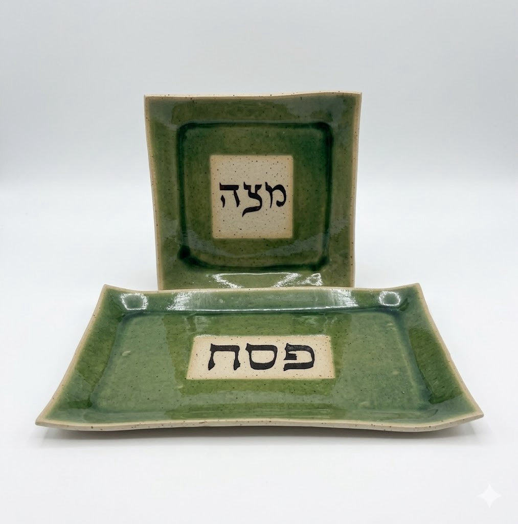 סט צלחות הגשה לפסח בעבודת יד | קרמיקה אמנותית