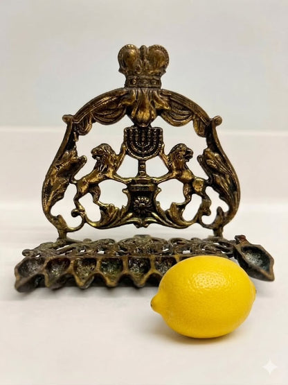 חנוכיית וינטג׳ עשויה פליז