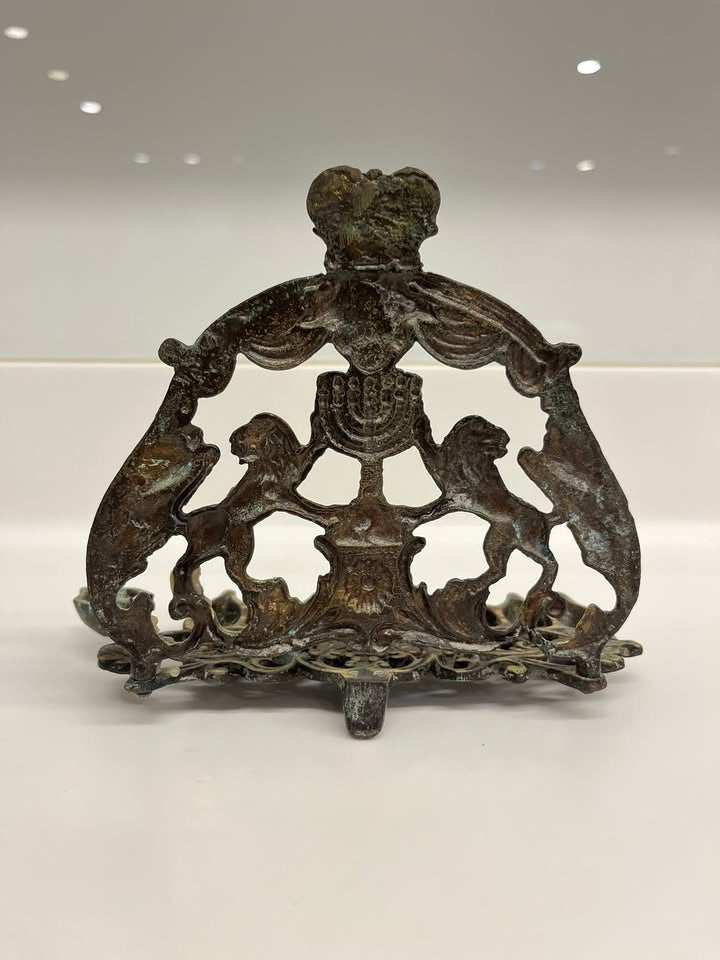 חנוכיית וינטג׳ עשויה פליז