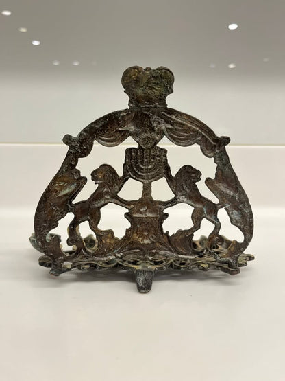 חנוכיית וינטג׳ עשויה פליז