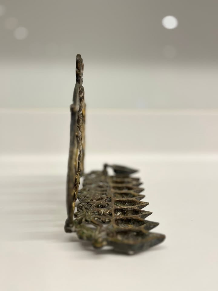 חנוכיית וינטג׳ עשויה פליז