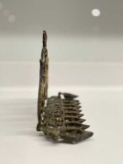 חנוכיית וינטג׳ עשויה פליז