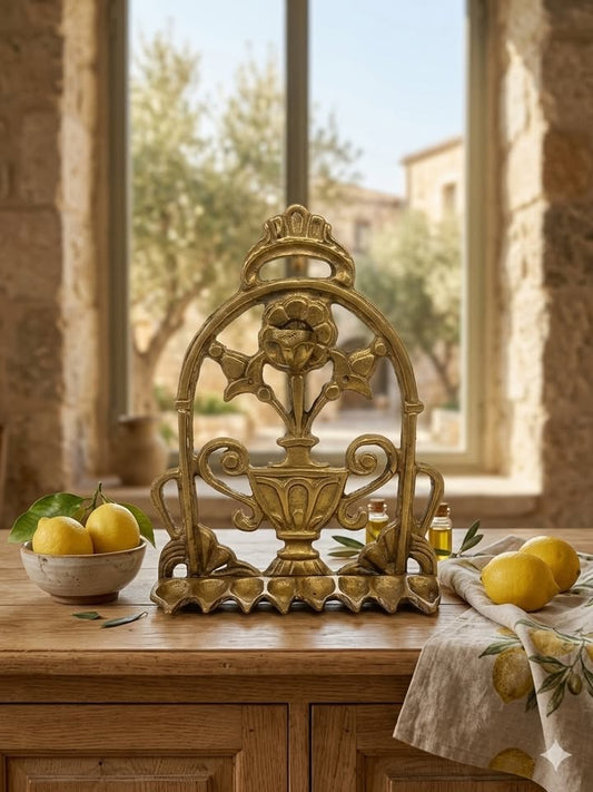 חנוכיית שמן ישנה עשוייה פליז