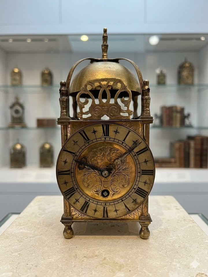 שעון מדף וינטג' | סגנון Lantern Clock (שעון עששית) | פליז יצוק ומנגנון מכאני | המאה ה-20