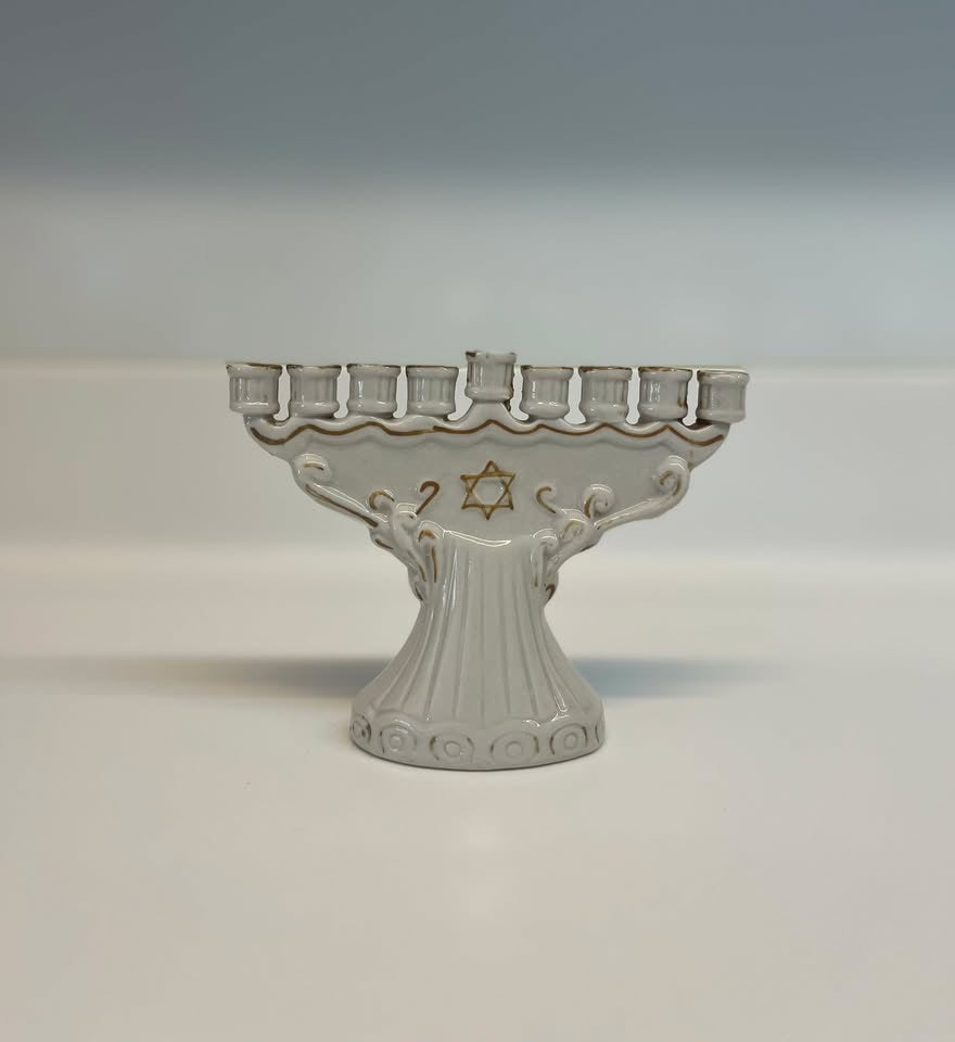 חנוכיית פורצלן קטנה בסגנון בוהמי