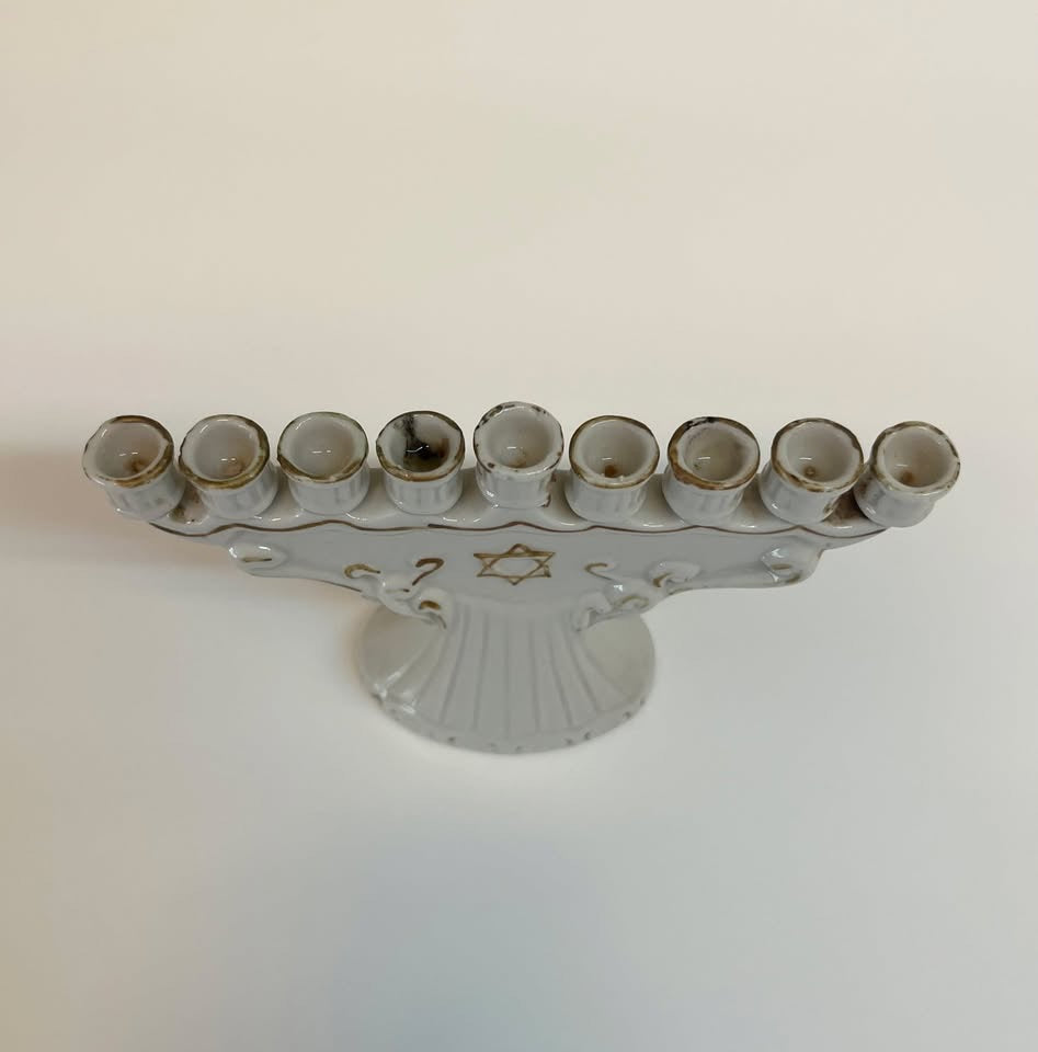 חנוכיית פורצלן קטנה בסגנון בוהמי