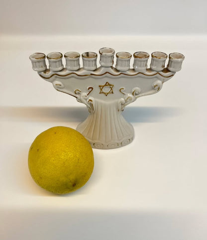 חנוכיית פורצלן קטנה בסגנון בוהמי