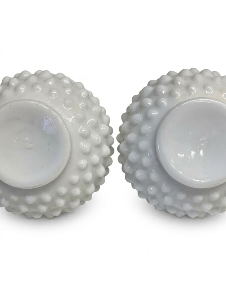 זוג אגרטלי זכוכית חלבית (Milk Glass) | דגם Hobnail