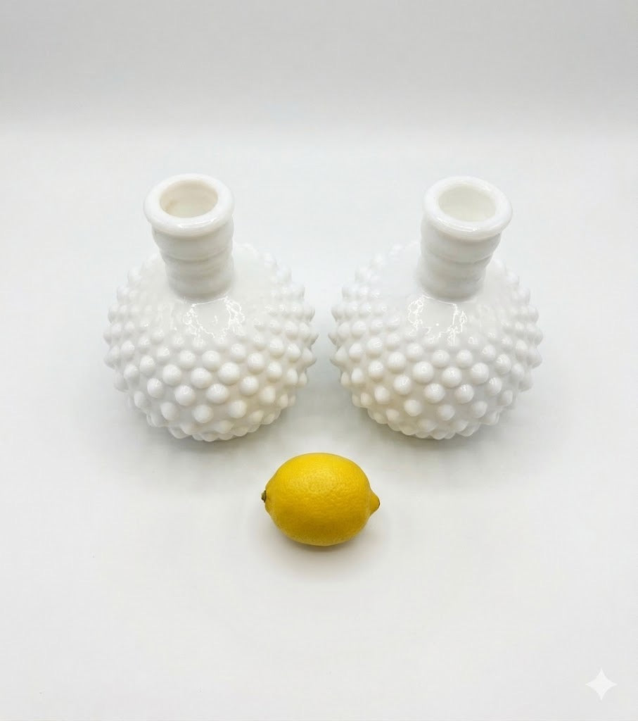 זוג אגרטלי זכוכית חלבית (Milk Glass) | דגם Hobnail
