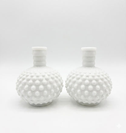 זוג אגרטלי זכוכית חלבית (Milk Glass) | דגם Hobnail