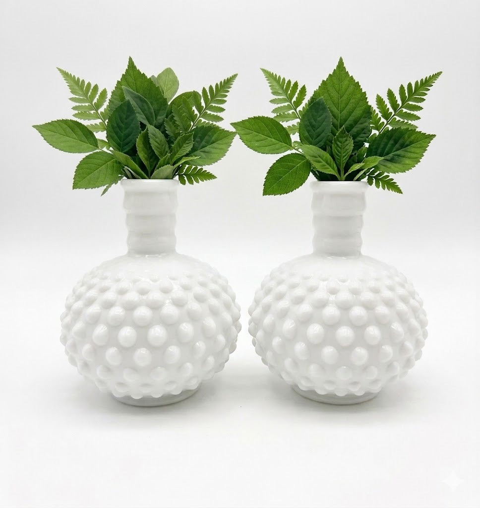זוג אגרטלי זכוכית חלבית (Milk Glass) | דגם Hobnail