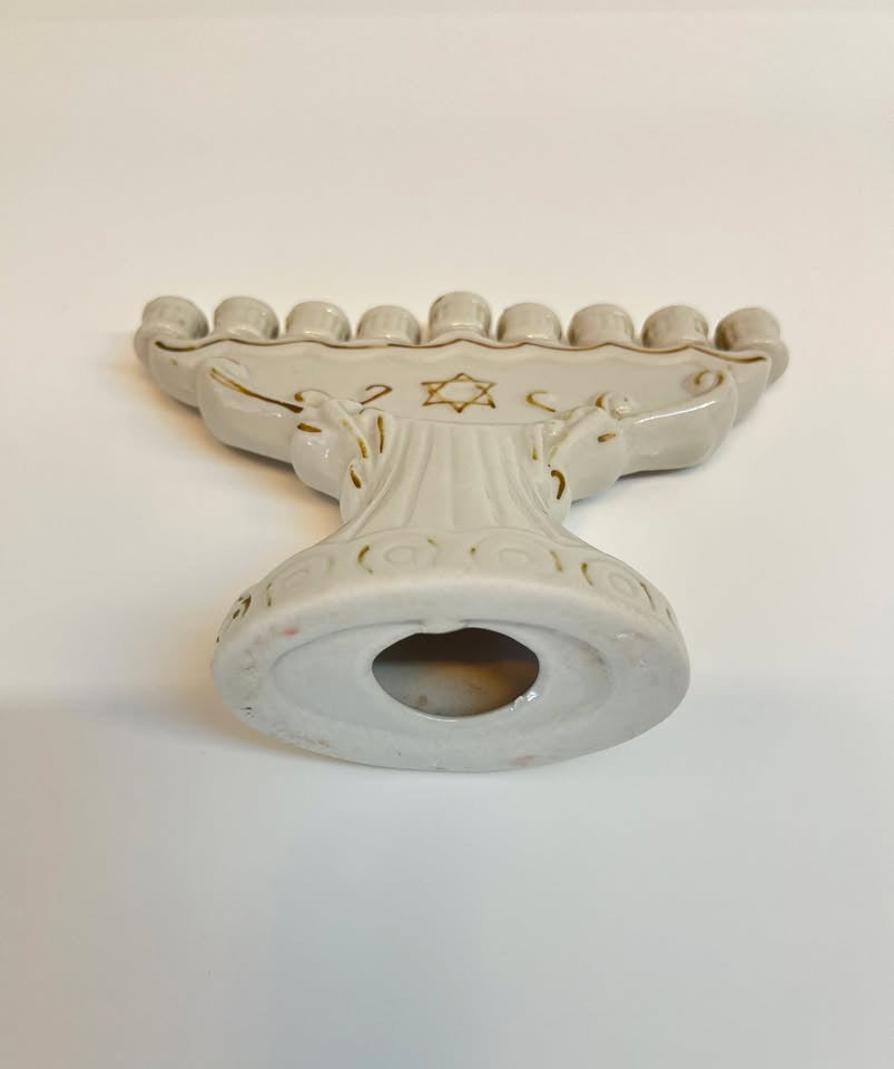 חנוכיית פורצלן קטנה בסגנון בוהמי