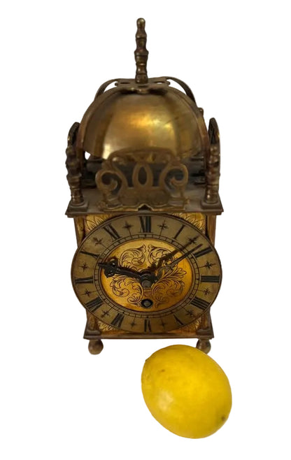 שעון מדף וינטג' | סגנון Lantern Clock (שעון עששית) | פליז יצוק ומנגנון מכאני | המאה ה-20