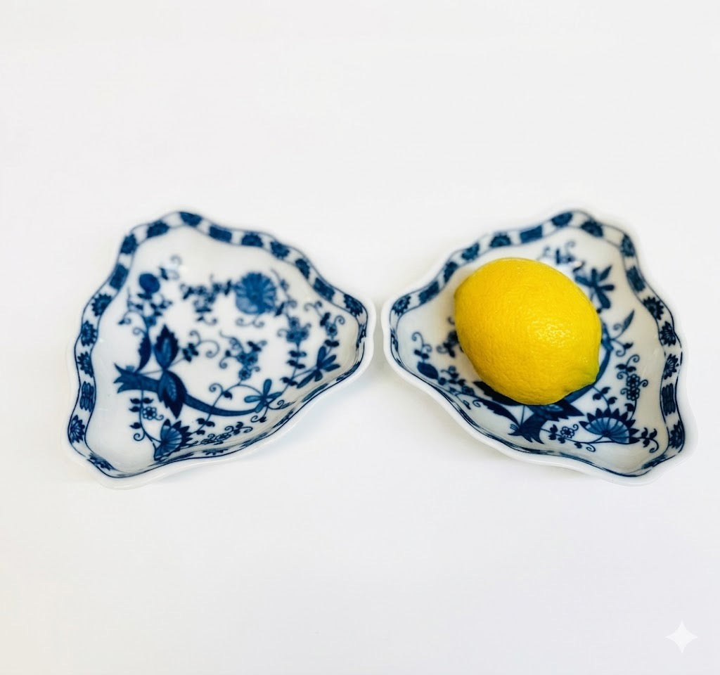 זוג צלוחיות פורצלן "בצל כחול" (Blue Onion) | וינטג' אירופאי