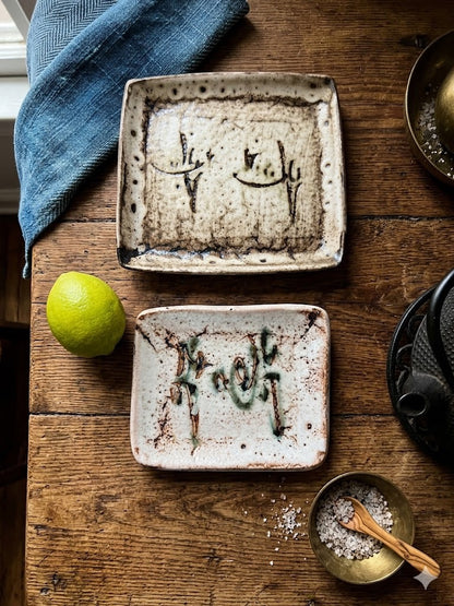 זוג מגשי קרמיקה דקורטיביים בעיטור ידני | חרסה (Harsa), ישראל | שנות ה-60