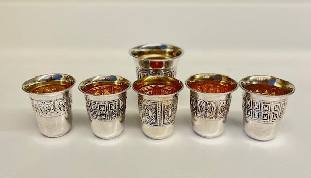 שש כוסות ליקר קטנות, האחים חדד