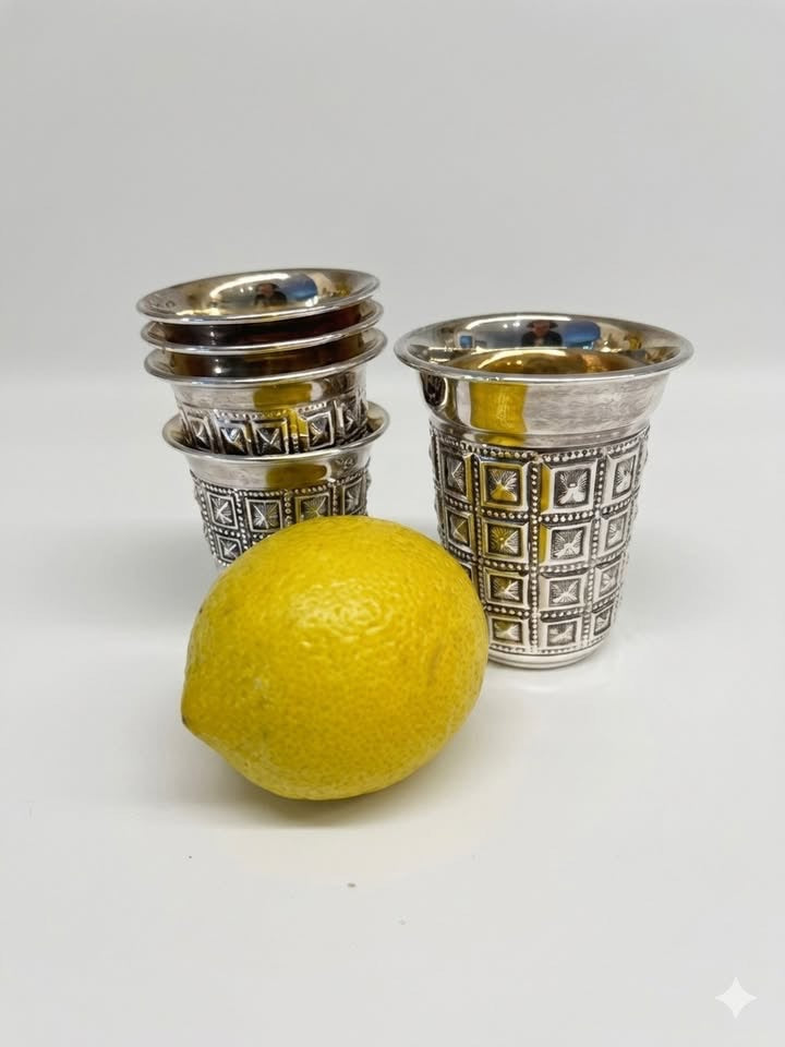 שש כוסות ליקר קטנות, האחים חדד