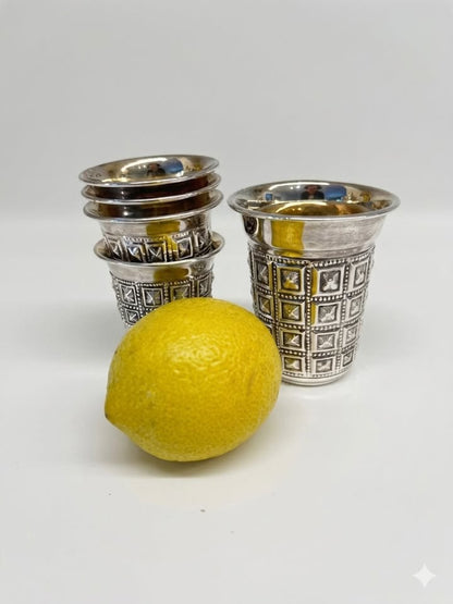 שש כוסות ליקר קטנות, האחים חדד