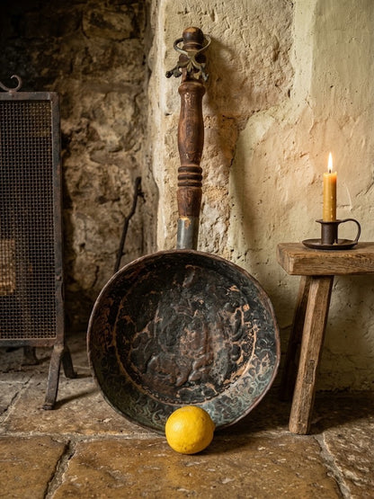 מחמם מיטה עתיק (Bed Warmer) | פליז ונחושת מושחרת | ידית עץ חרוטה