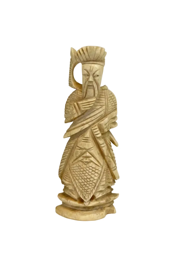 לוחם סיני / גואן יו (Guan Yu) – פסלון שחמט סיני עתיק ונדיר | מגולף ביד מעצם (שנות ה-70)