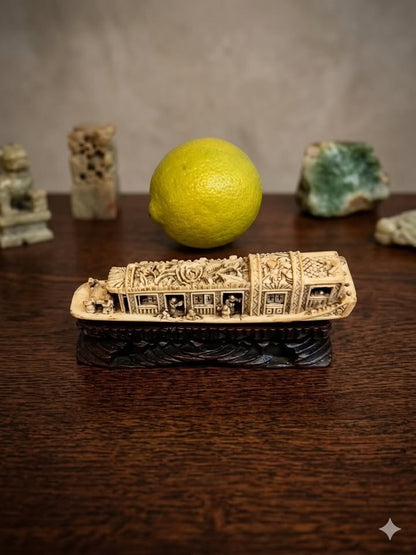 "סירת תענוגות סינית" (Houseboat) – ׳גילוף מיניאטורי וירטואוזי עשיר בפרטים | חומר אורגני | חלונות זזים | בסיס עץ אבוני מגולף | עתיק / וינטג'