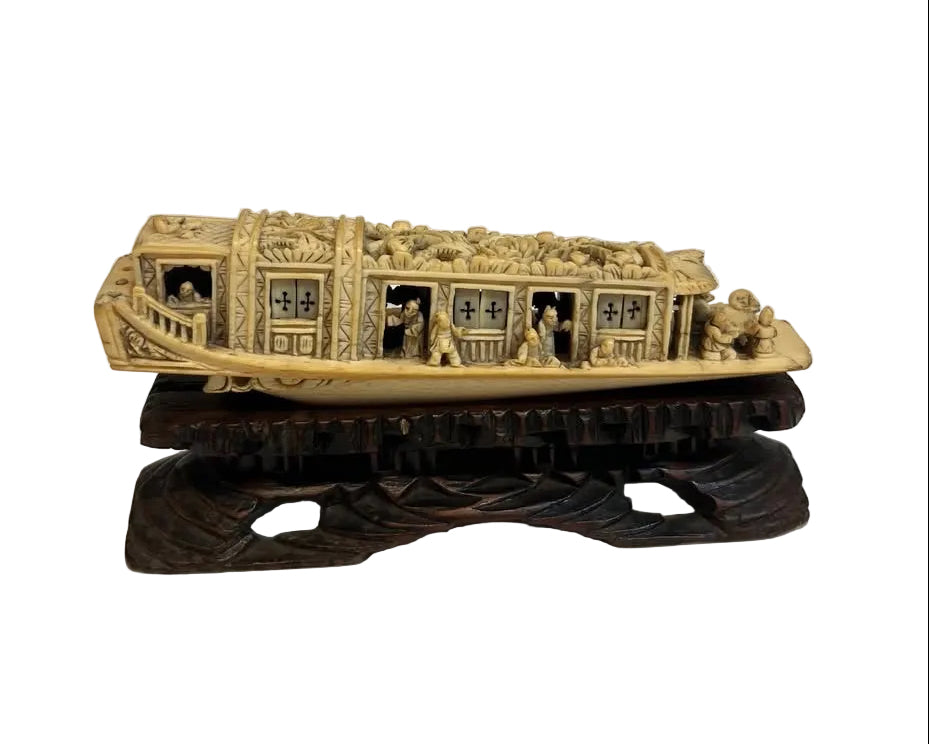"סירת תענוגות סינית" (Houseboat) – ׳גילוף מיניאטורי וירטואוזי עשיר בפרטים | חומר אורגני | חלונות זזים | בסיס עץ אבוני מגולף | עתיק / וינטג'