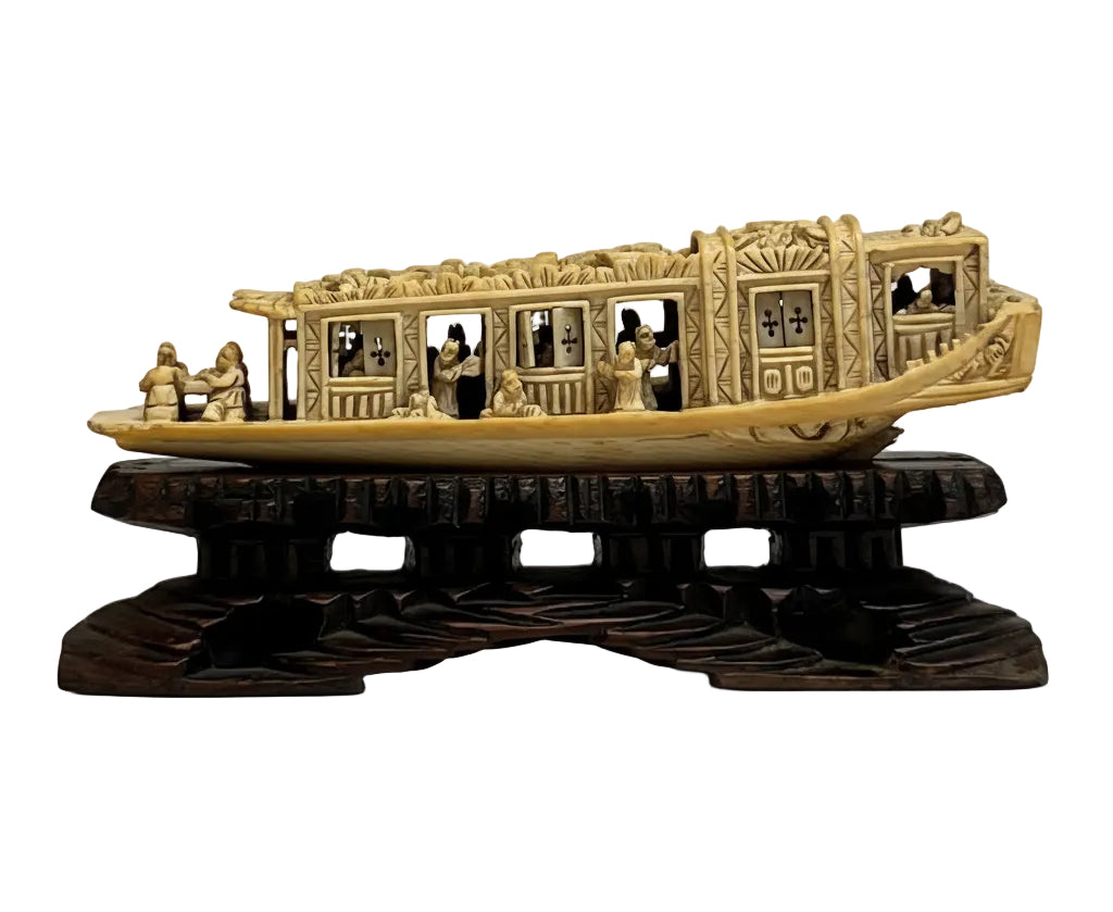 "סירת תענוגות סינית" (Houseboat) – ׳גילוף מיניאטורי וירטואוזי עשיר בפרטים | חומר אורגני | חלונות זזים | בסיס עץ אבוני מגולף | עתיק / וינטג'